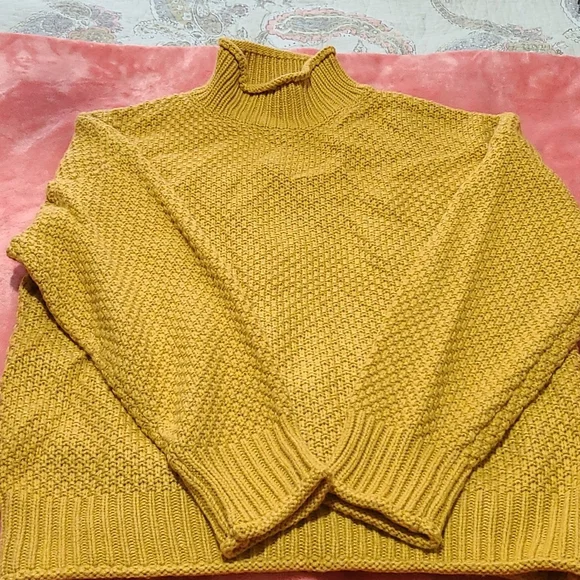 Sweater. - Picture 5 of 10